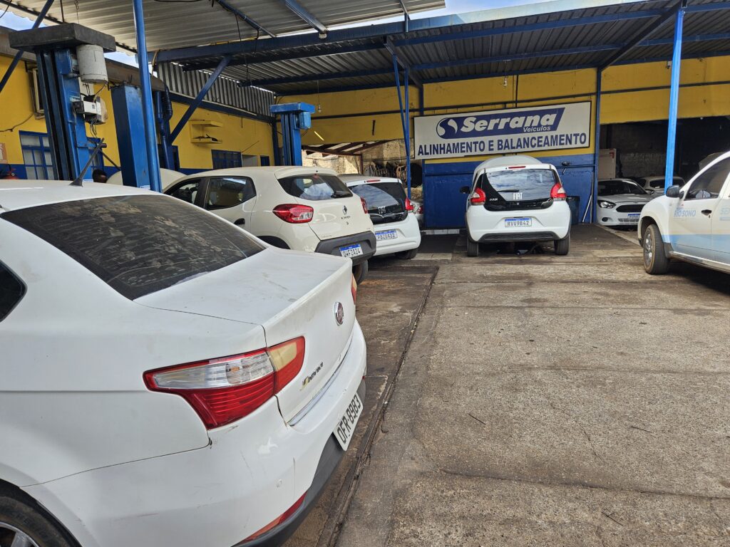 Oficina mecânica especializada em manutenção de carros e motores com equipamentos modernos.