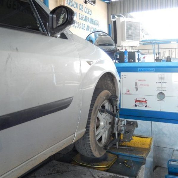 Veículo sendo alinhado na Serrana Centro Automotivo em Palmas.