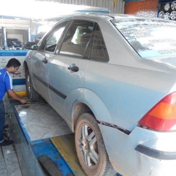 Serviço de reparo automotivo com alinhamento de rodas em oficina em Palmas.