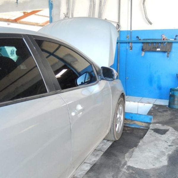 Mecânico realizando diagnóstico do motor com capô aberto na Serrana Centro Automotivo em Palmas.