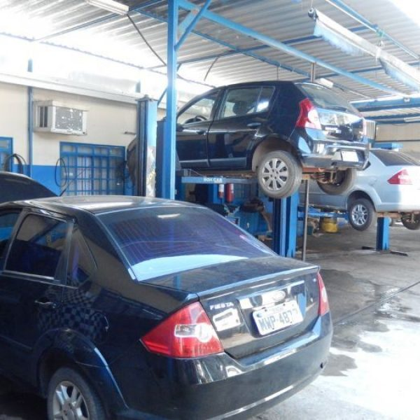 Mecânico realizando inspeção veicular no elevador da Serrana Centro Automotivo em Palmas.