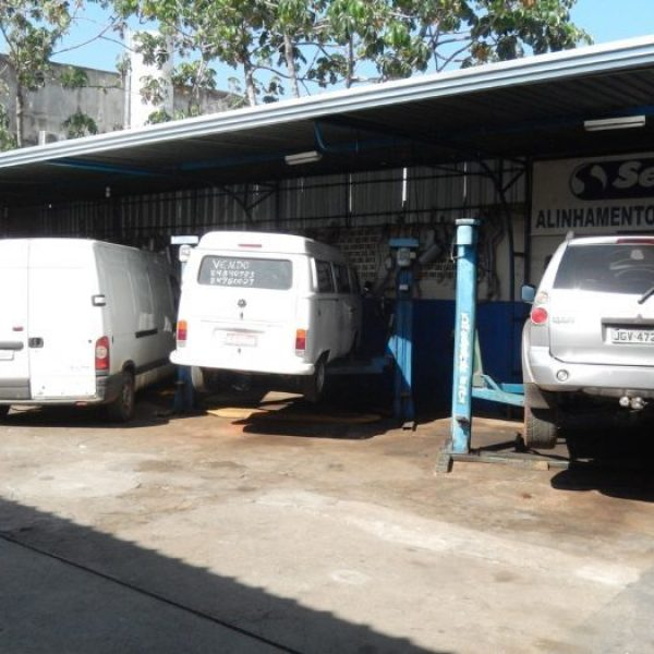 Estacionamento coberto da Serrana Centro Automotivo em Palmas com segurança para clientes.