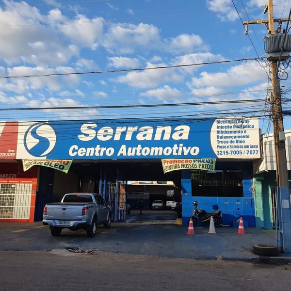 Oficina mecânica Serrana Centro Automotivo com equipamentos modernos e ambiente limpo.